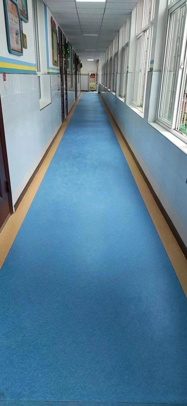 专业PVC同透卷材地板，耐磨防滑，理想选择——爱塑胶地板厂家直供